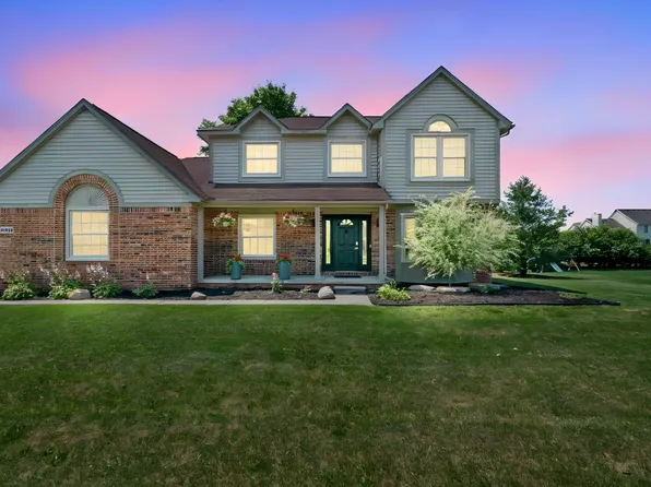 11016 Pembrooke Cir, South Lyon, MI 48178