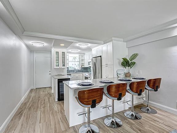 4th image of 917 N Flagler Dr APT 206