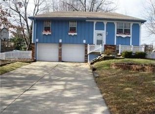 1303 NW Golfview Ct, Grain Valley, MO 64029