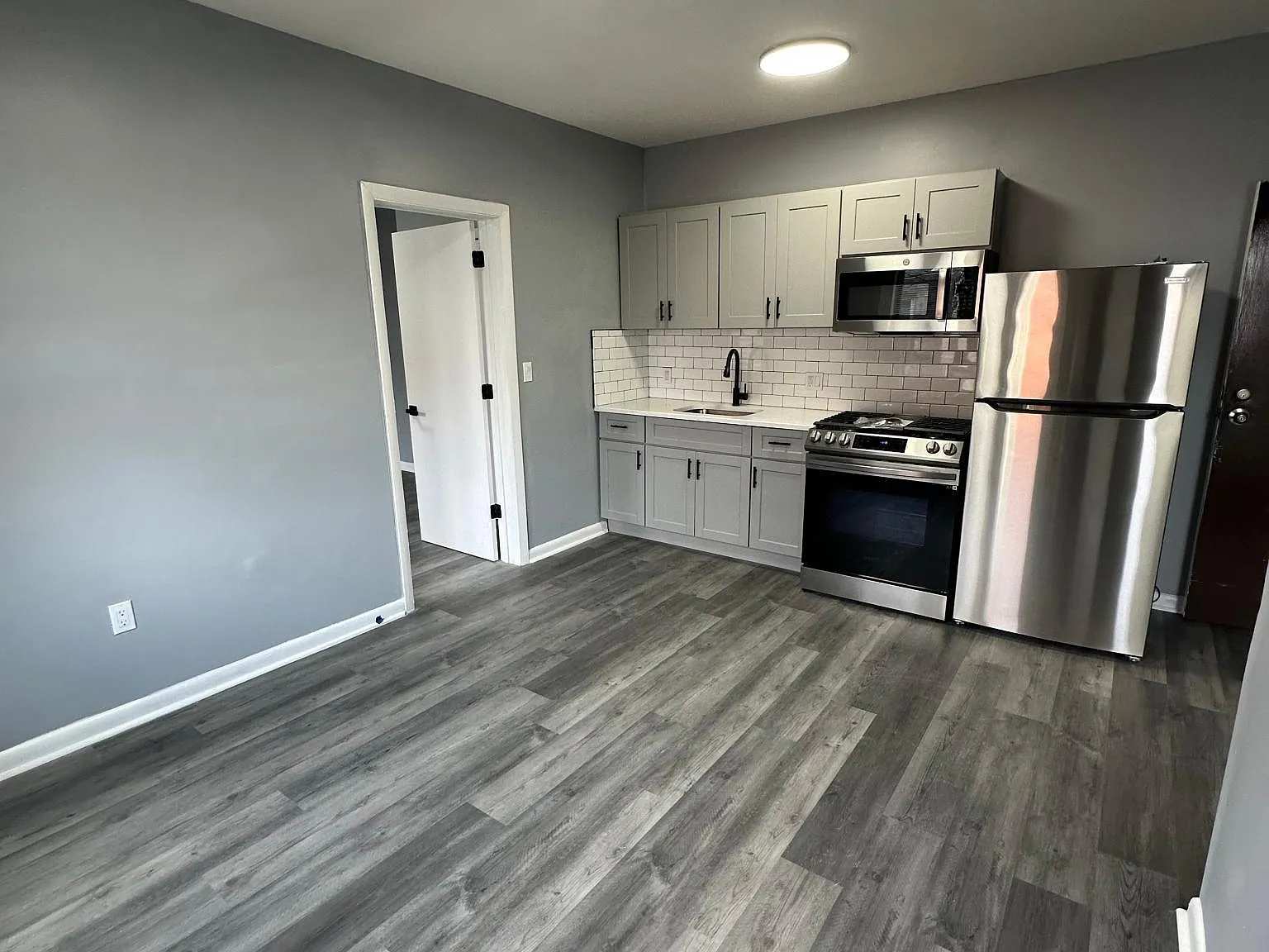 883 Broad St — Photo 2