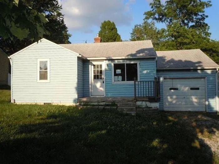 8056 N 700 W photo 1