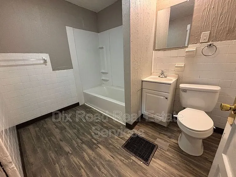 1501 Viola Ave — Photo 2