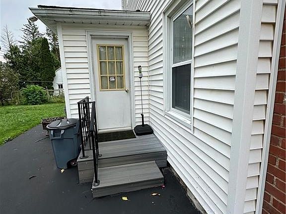 4th image of 127 Hutchins St