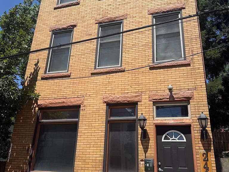 240 Carrington St — Photo 2