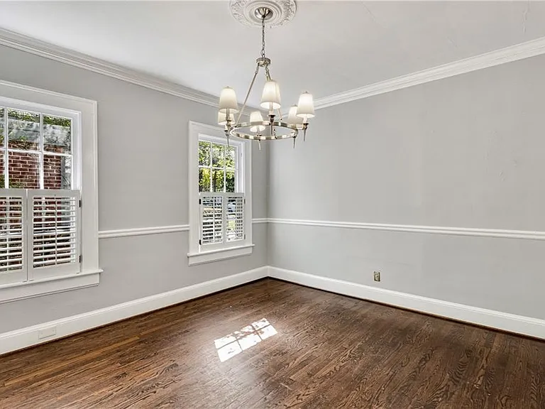 666 Yorkshire Rd NE — Photo 6