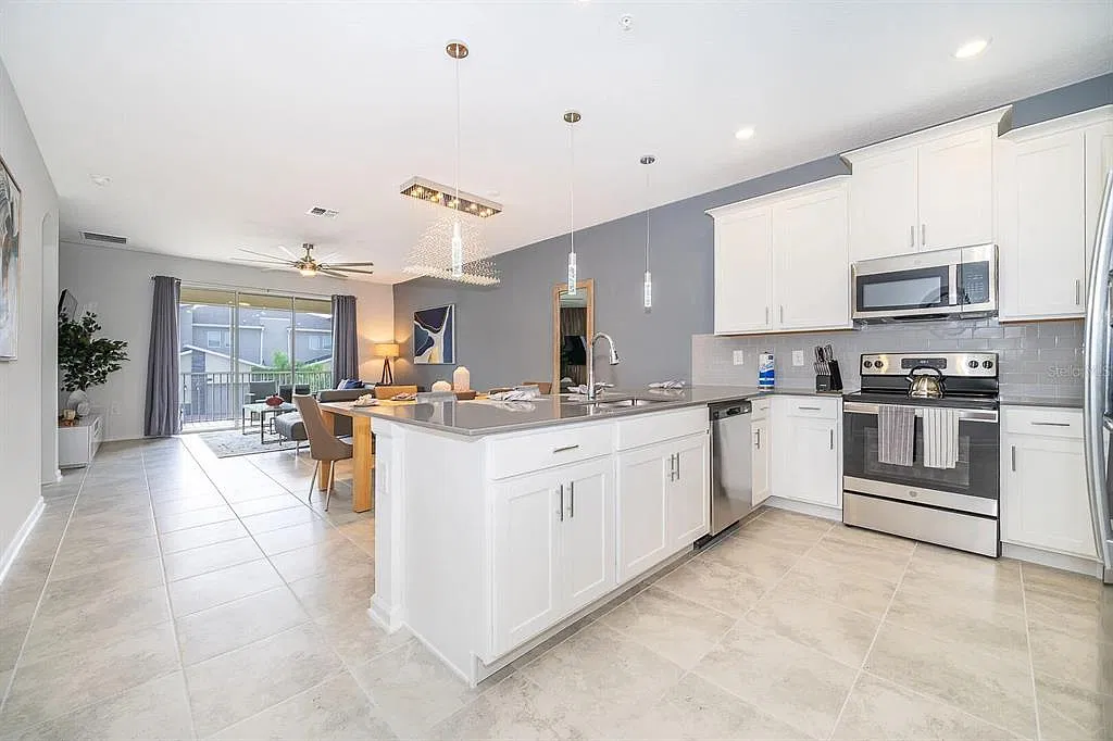 3 bed, 2.0 bath, 1788 sqft, $2,300 — Photo 3
