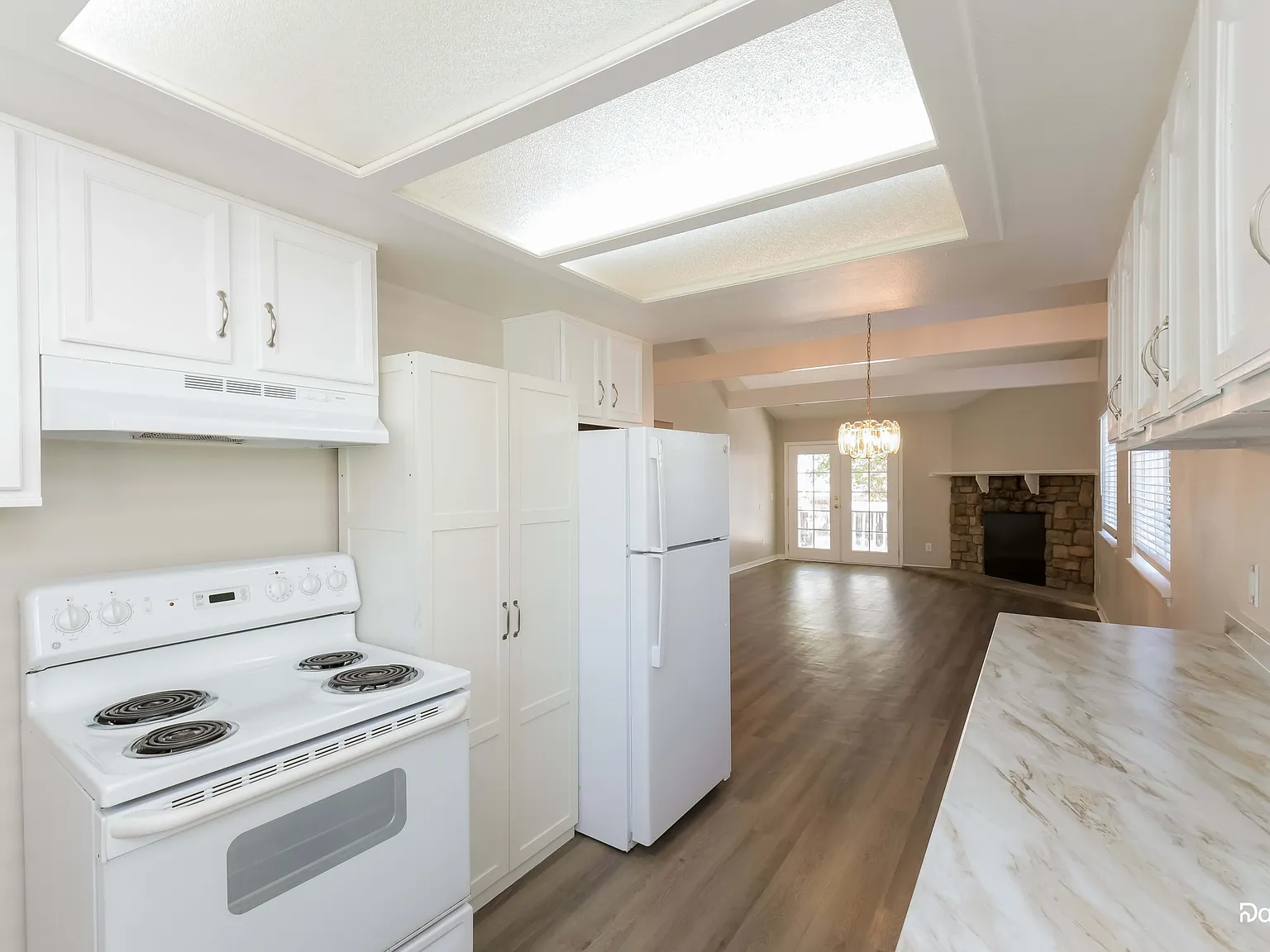 3 bed, 2.0 bath, 1568 sqft, $3,095 — Photo 2