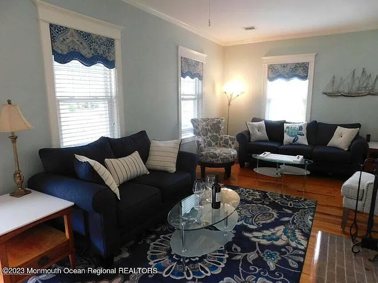 2005 5th Ave — Photo 3