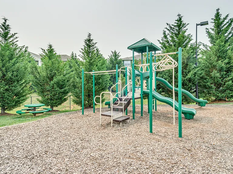 Crestview Apartments — Photo 10