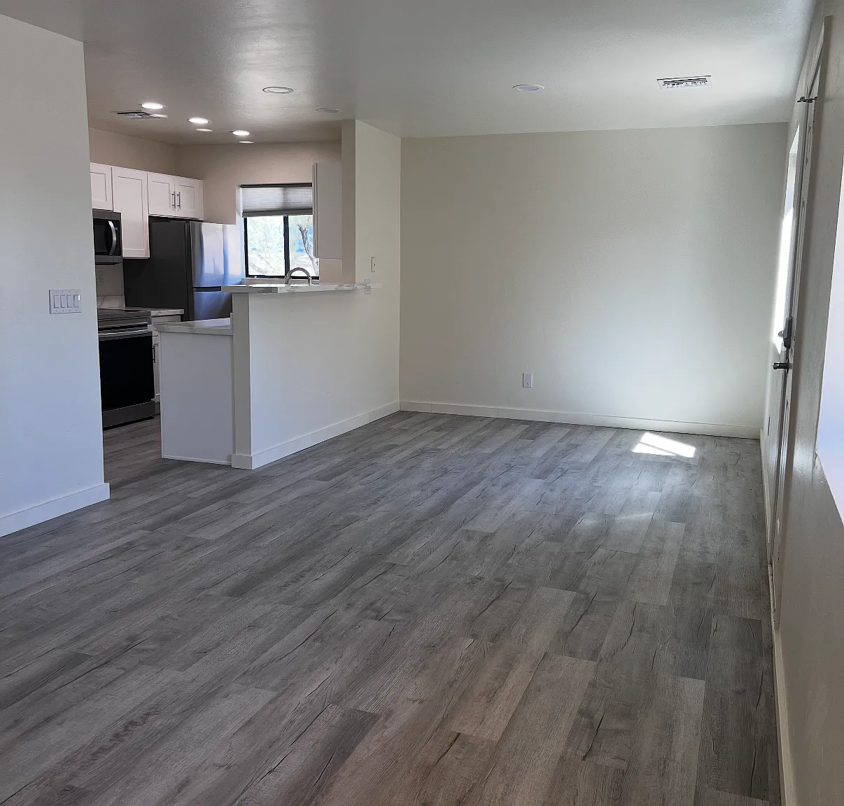 Remodeled 3BR — Photo 2
