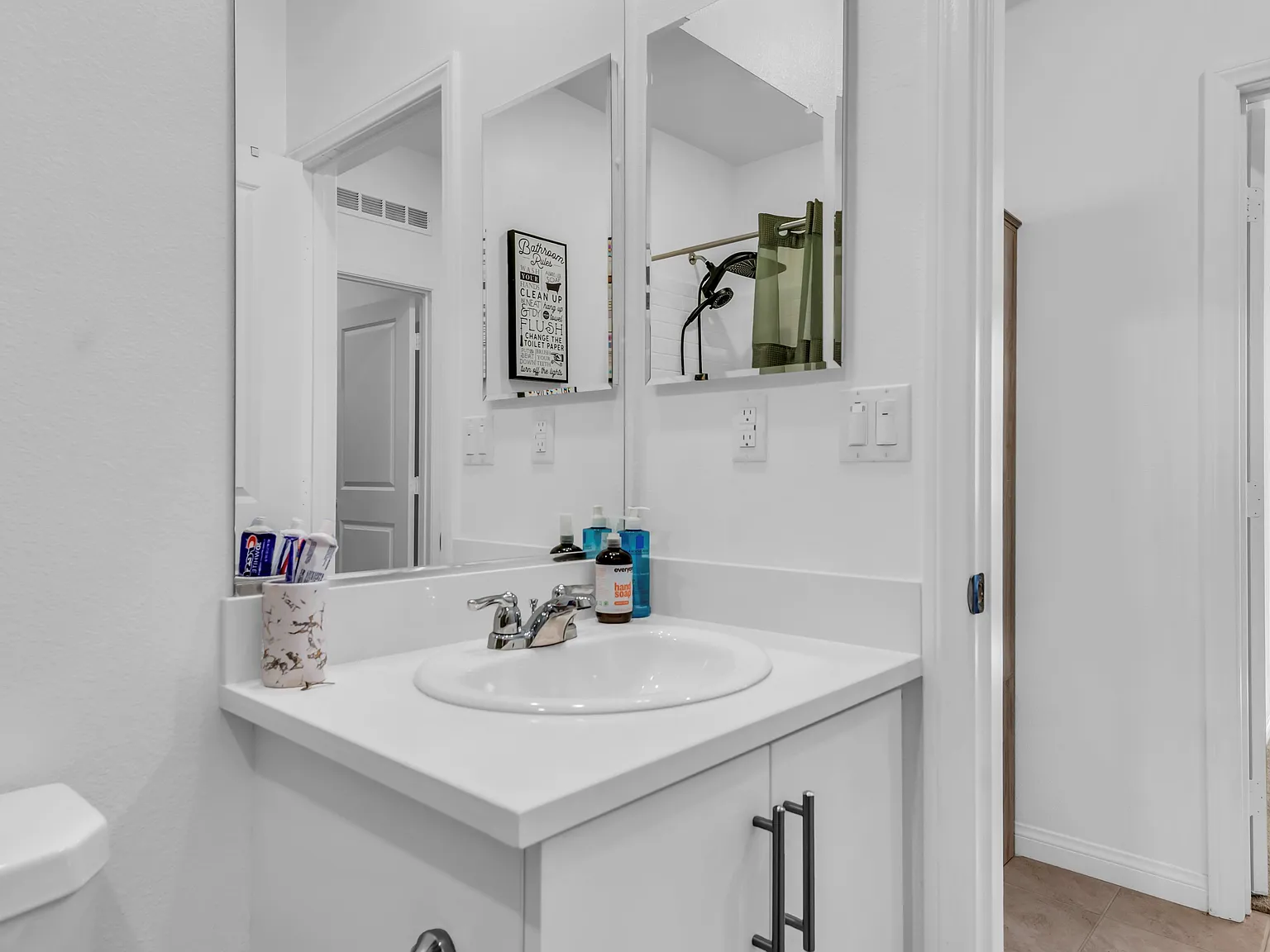 5 bed, 2258 sqft, $3,595 — Photo 4