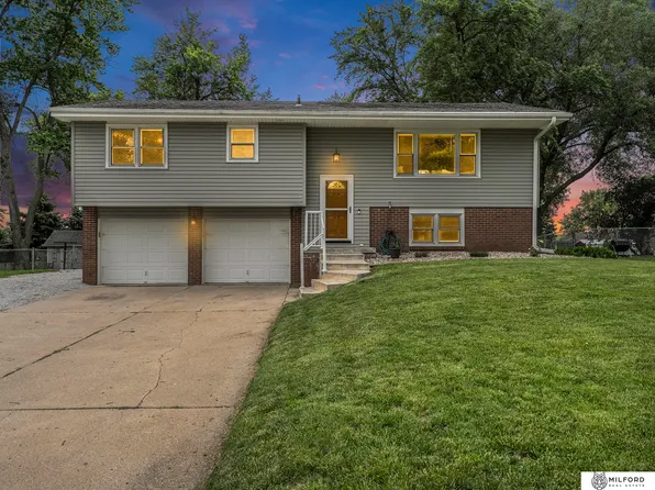 13207 Cooper St, Omaha, NE 68138