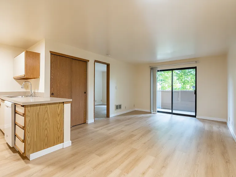 Park Royal Apartments — Photo 22