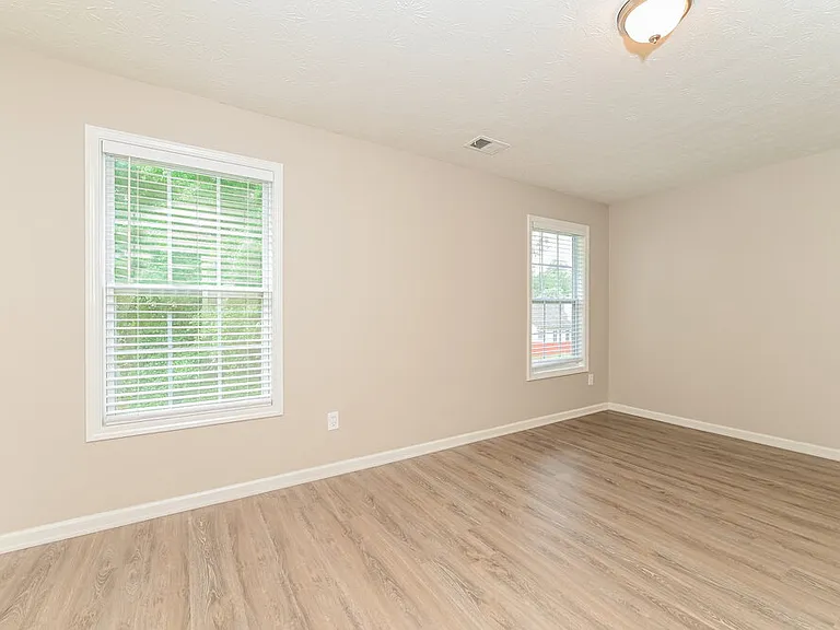 215 Greenland Dr — Photo 12