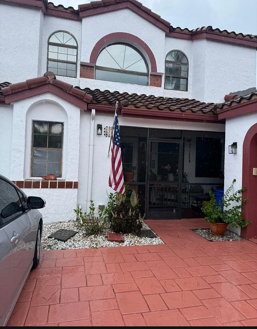 3 bed, 2.5 bath, 2042 sqft, $1,250 — Photo 1