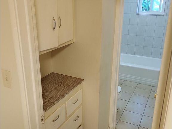 4th image of 2814 D St APT 27