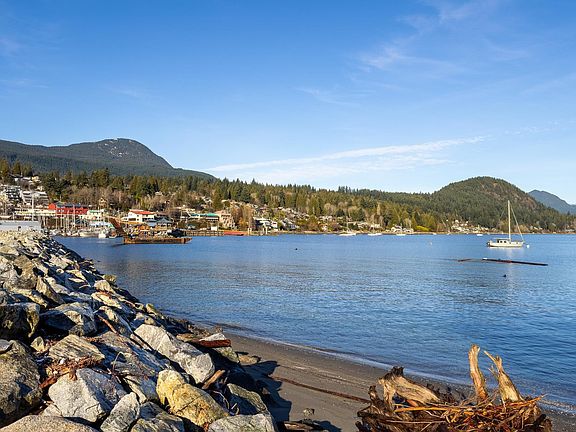 2nd image of 636 Bay Rd