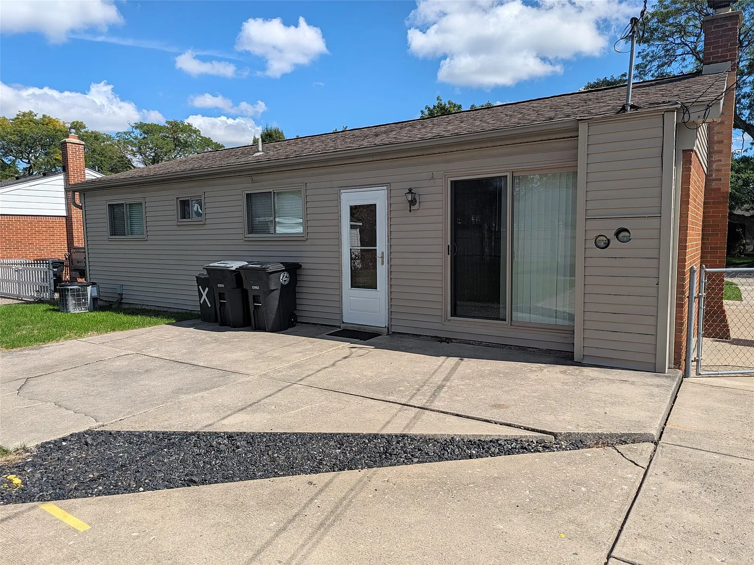 3 bed, 2.0 bath, 1005 sqft, $2,200 — Photo 4