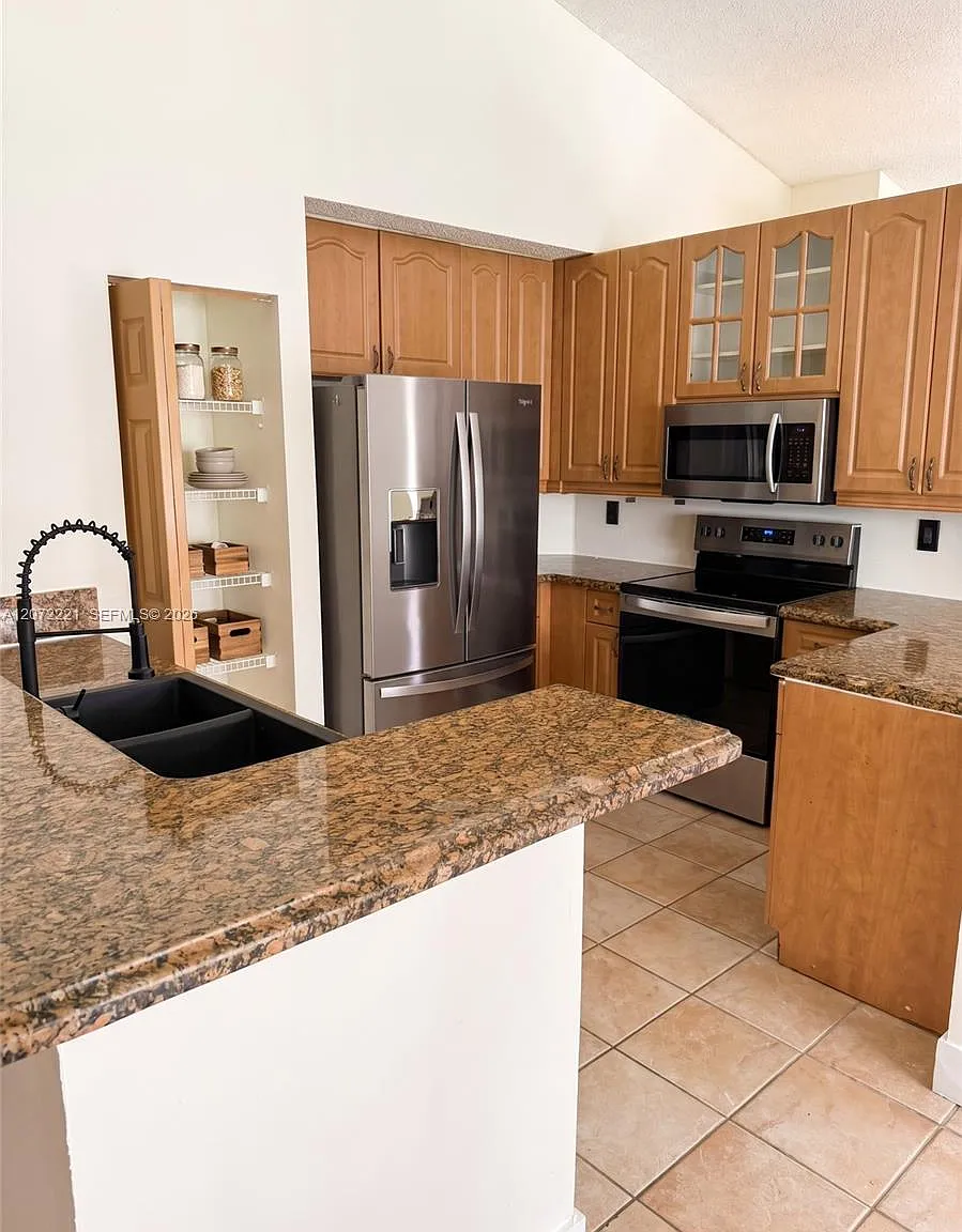 3 bed, 1542 sqft, $4,000 — Photo 2