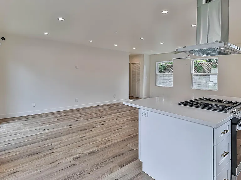 11801 Albers St — Photo 10