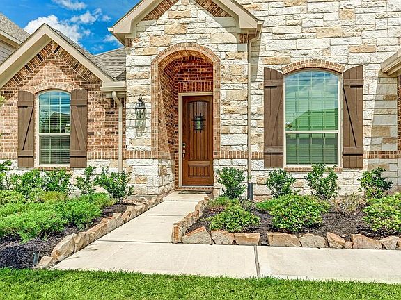 Unique Front Door*Stone Edges On Flower Beds*Sprinklers.