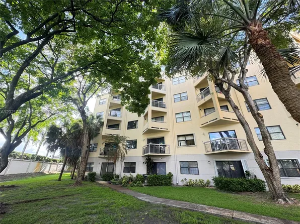 8290 Lake Dr APT 130, Doral, FL 33166