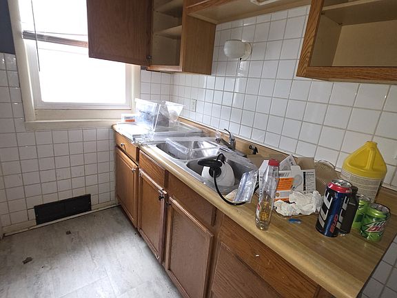 4th image of 1818 E Clay St