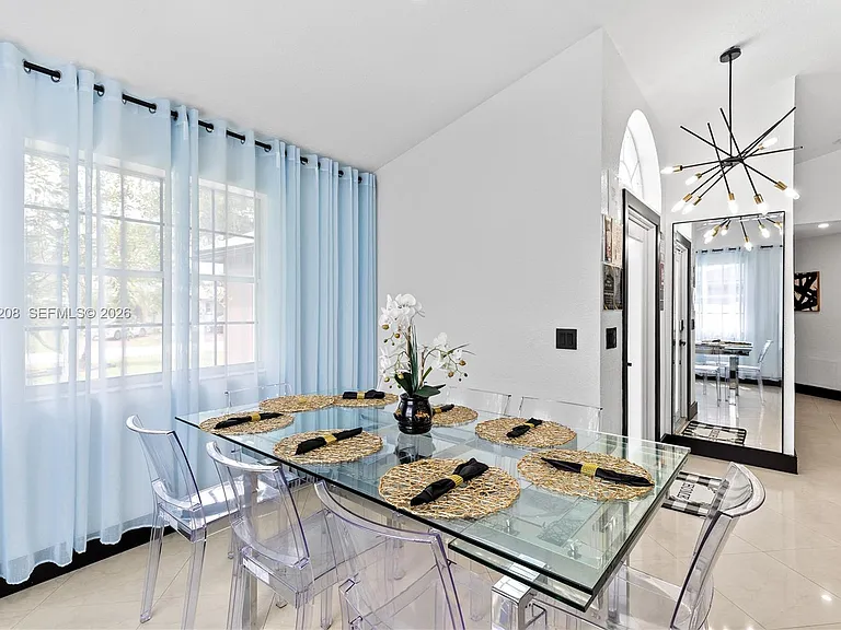 1401 SW 32nd St — Photo 5