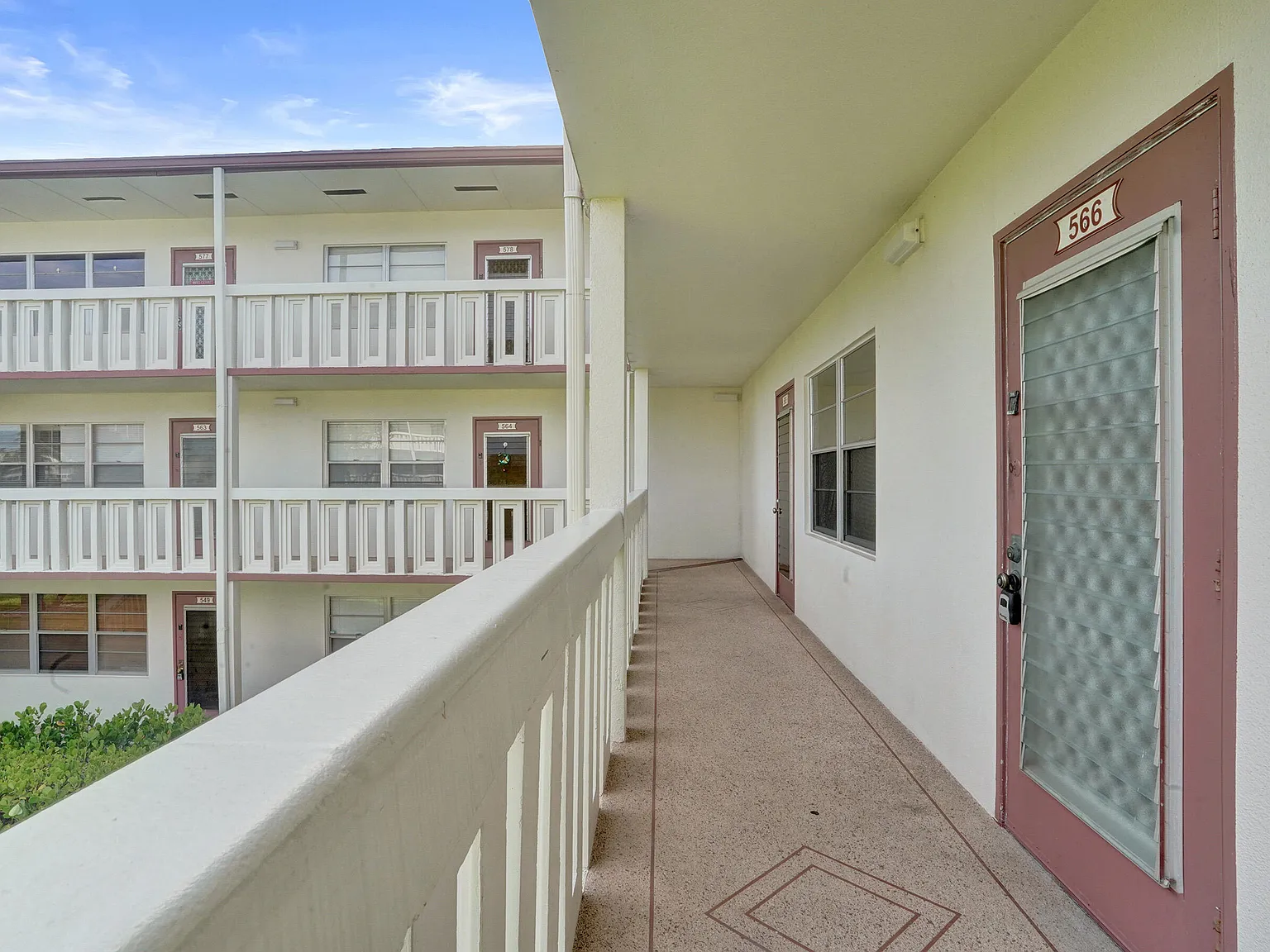 1 bed, 1.5 bath, 702 sqft, $1,300 — Photo 3