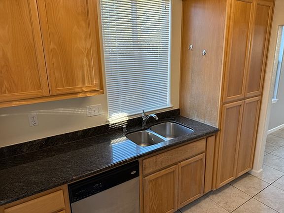3rd image of 842 Hearn Ave