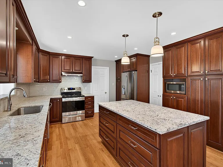 8405 Overlook St — Photo 12