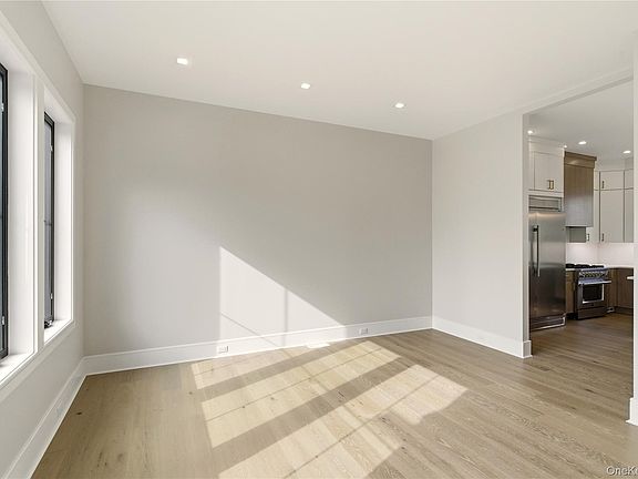 4th image of 130 Albany Avenue