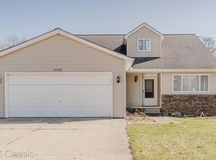 2726 Shady Hollow Dr, White Lake, MI