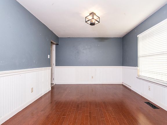 5th image of 8 Red Maple Ct