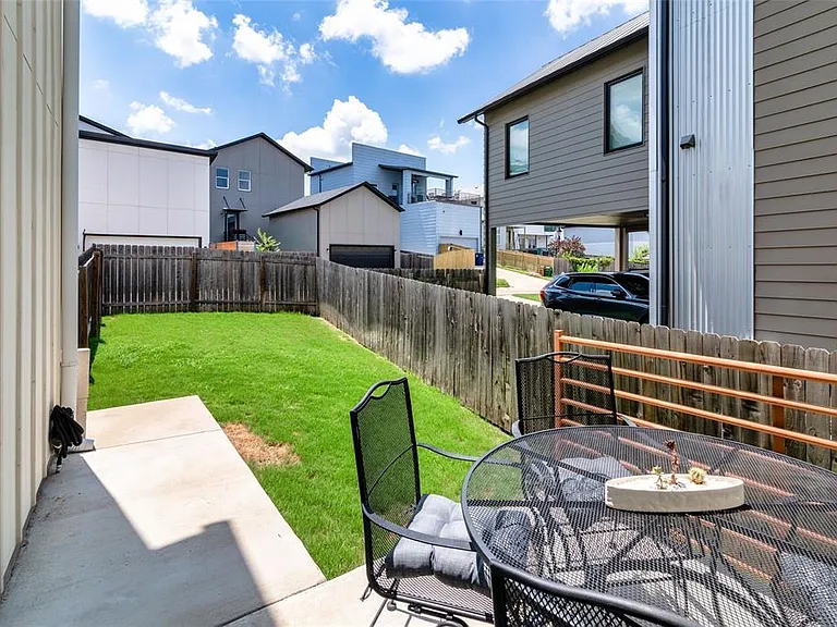 6025 Seville Dr — Photo 31