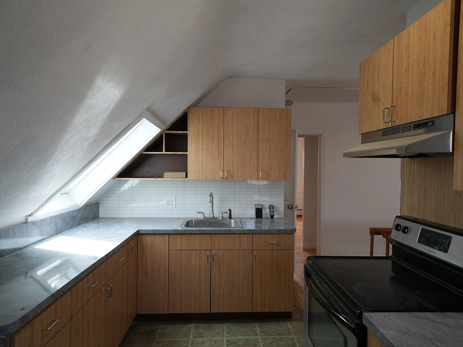 3 bed, 856 sqft, $3,800 — Photo 2
