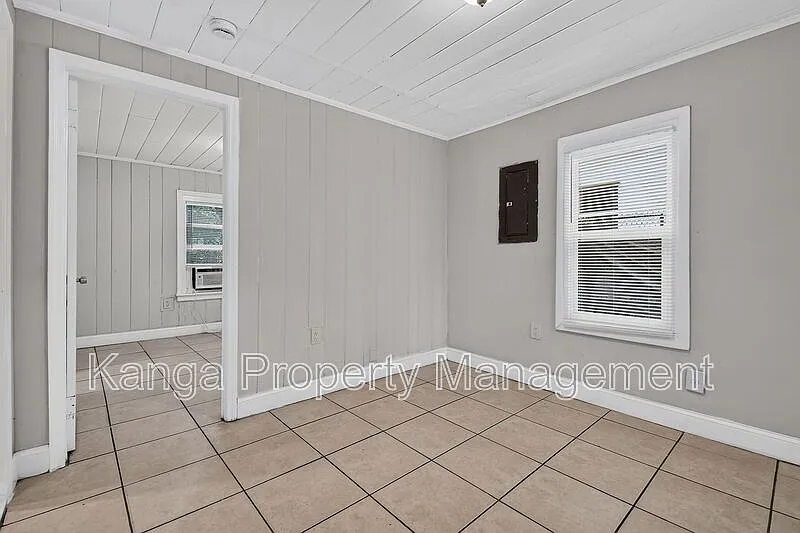 887 7th St — Photo 2