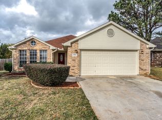 1904 Canterbury Cir, Fort Worth, TX 76112