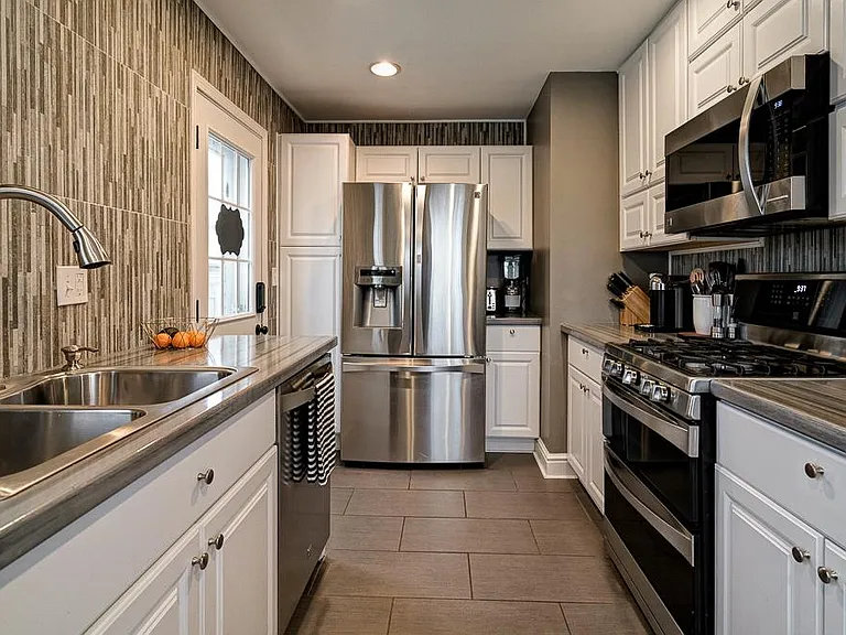 619 E Jeffrey Pl — Photo 8