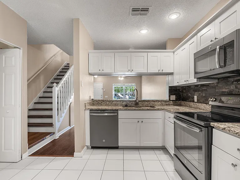 8611 Hunters Key Cir #8611 — Photo 6