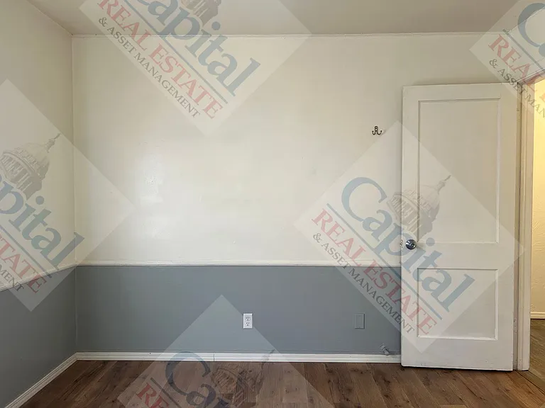 219 E Douglas Dr — Photo 10