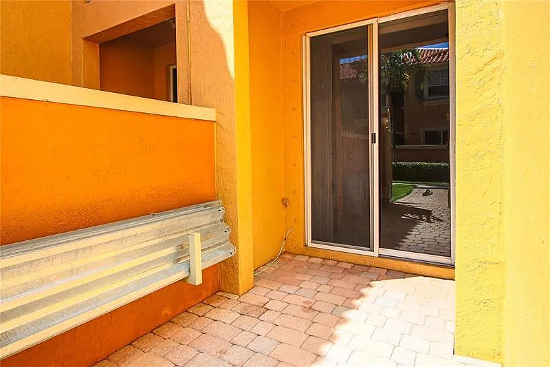3 bed, 2.5 bath, 1391 sqft, $2,500 — Photo 4