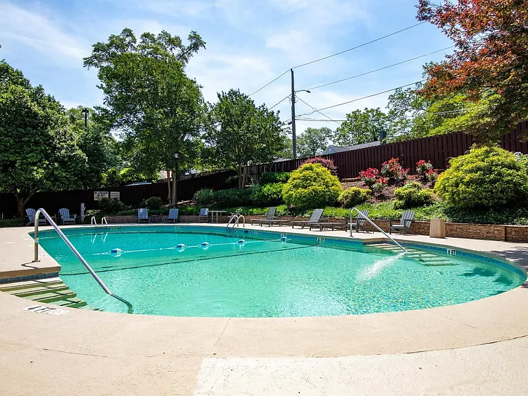 Pool (Max Depth: 10ft)
