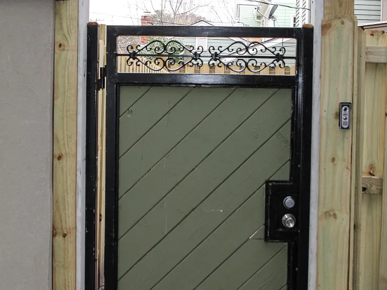 201 W Duffy St #A — Photo 4