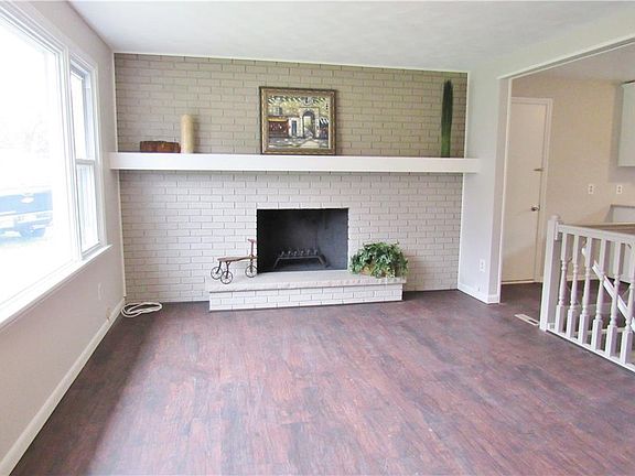 2nd image of 2 Galley Hill Ln