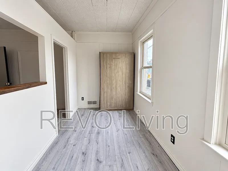 103 John St S