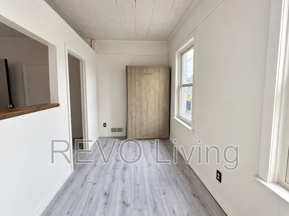 103 John St S, Hamilton, ON L8N 2C2