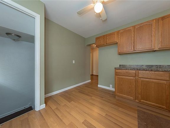 4th image of 144 W Grace St