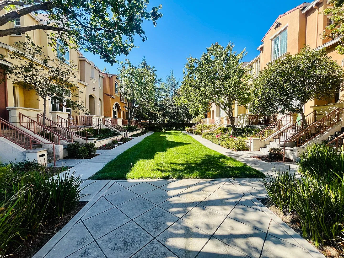 Beautiful 3 Bed 2.5 Bath Santa Clara Townhome. 2 Car Garage — Photo 3