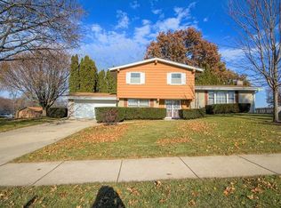 4816 Edgewood Hills Dr, Rockford, IL 61108
